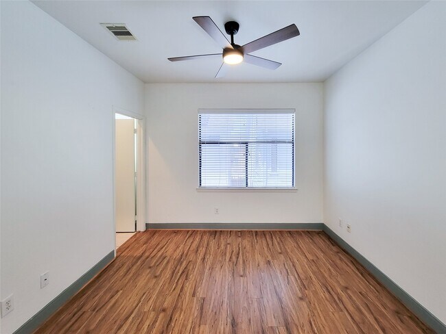 Building Photo - 1432 Ennis St