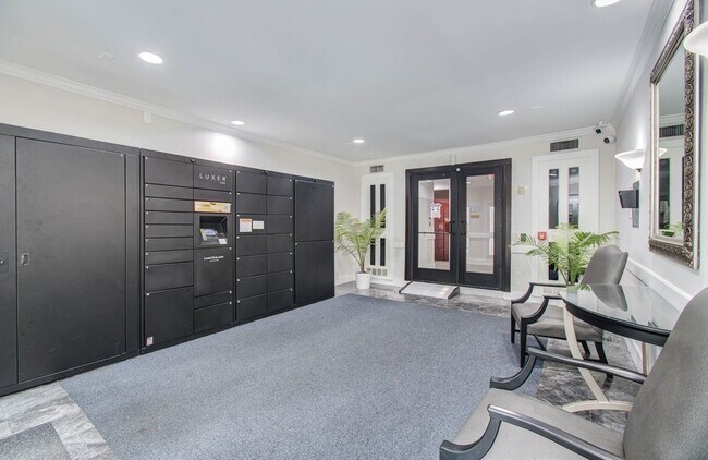 Building Photo - 355 N Post Oak Ln