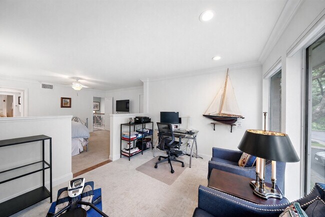 Building Photo - 8944 Chatsworth Dr