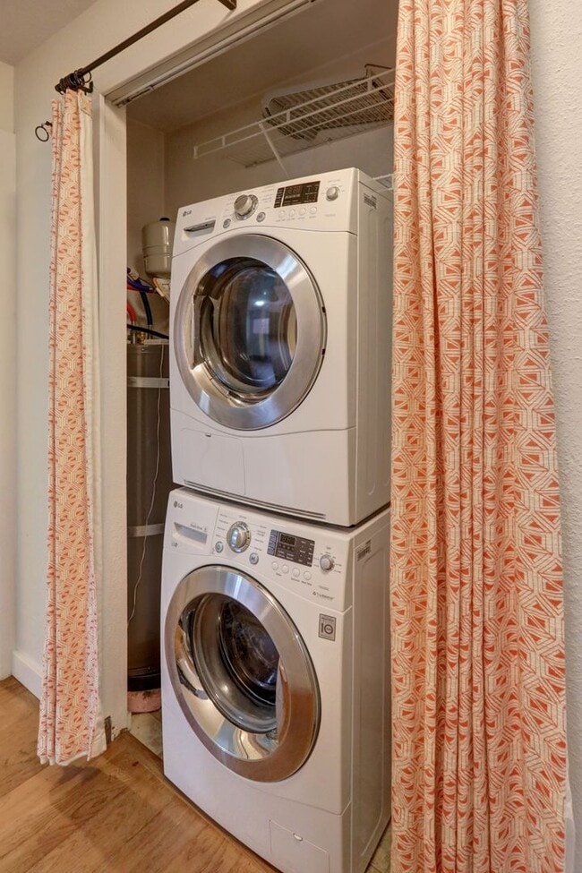 Building Photo - Prime Bellevue Location | 2 Bed Condo + Garage + Pool
