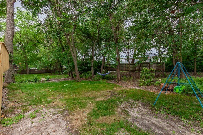 Building Photo - THOUGHTFULLY UPDATED!! 4 Bedroom, 3 Bathroom Home in Urbandale!