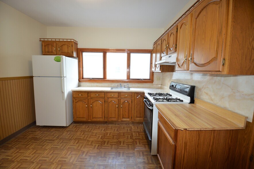 Building Photo - 39 Montfern Ave