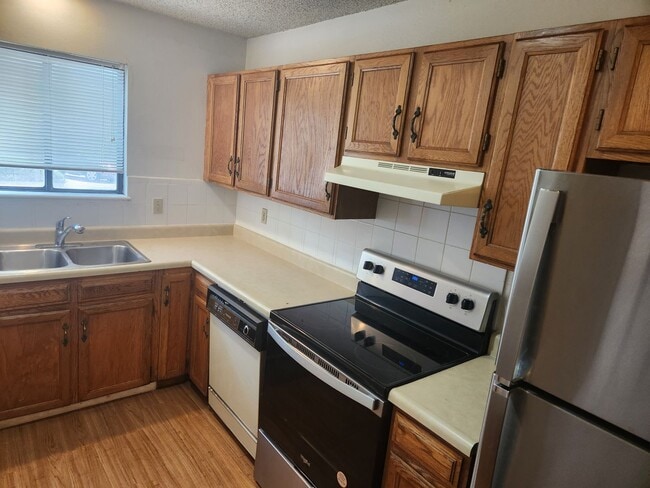 Building Photo - Updated 2 Story Townhome Close to UCCS