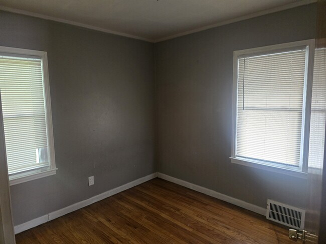 Building Photo - 19404 Kenosha St