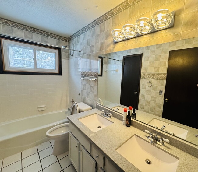 Building Photo - Nice Single family home 4-Bedroom Retreat with 2 Baths in Eagan – Your Perfect Home Awaits