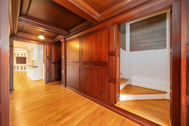Building Photo - 4031 Fernwood Dr