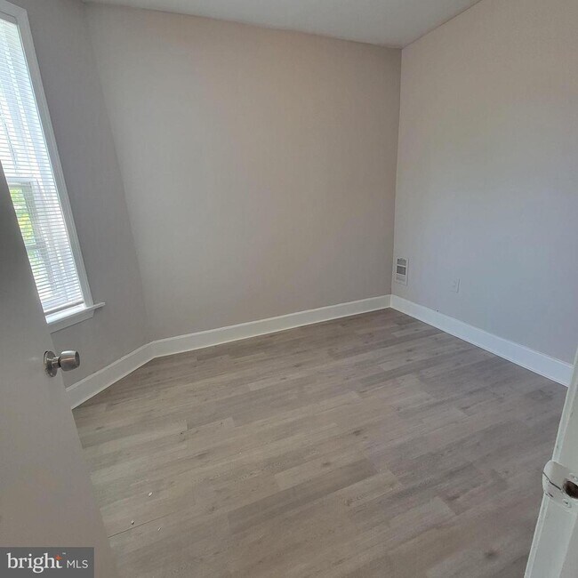 Building Photo - 5426 Regent St