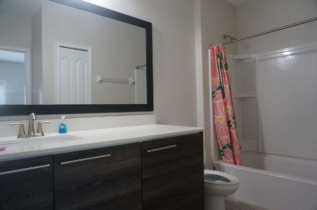 Building Photo - Charming 2-Bed, 2-Bath Townhouse Retreat i...