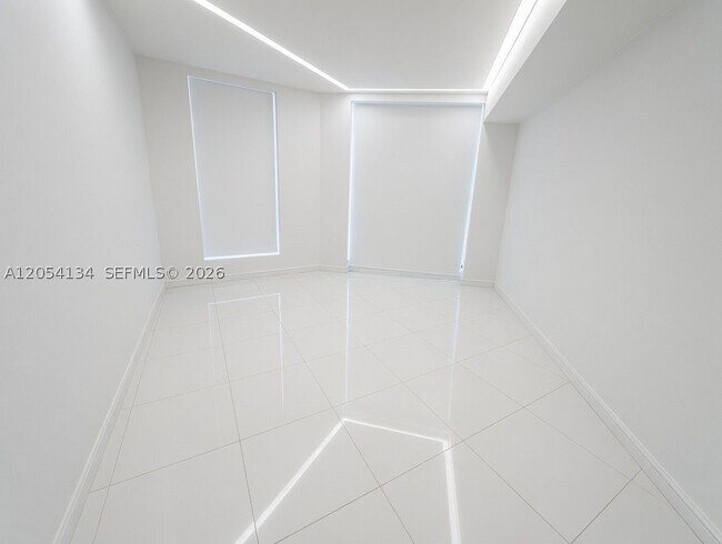 Building Photo - 1300 Brickell Bay Dr