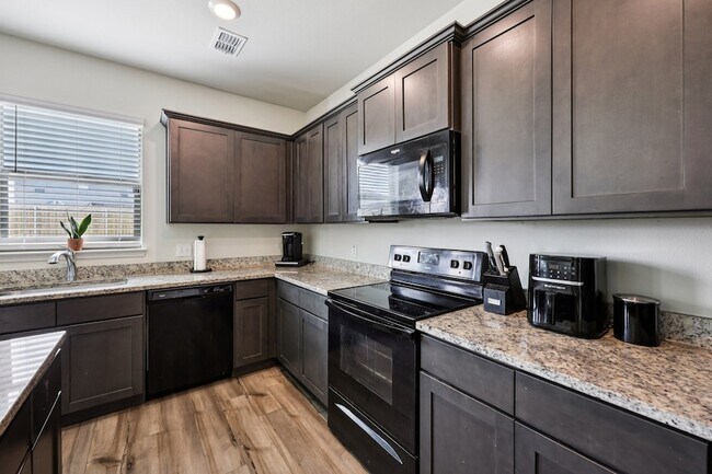 Building Photo - 1927 Churchill Downs Dr