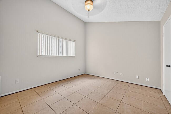 Building Photo - 2042 Hilton Head Dr