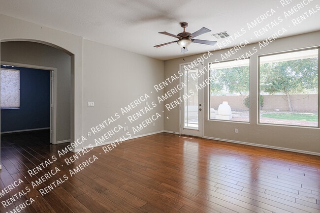 Building Photo - *$500 off the 1st full month's rent with a...