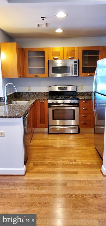 Building Photo - 5750 Bou Ave