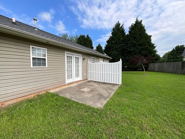 Building Photo - Ready to View! Updated 3/2 Home High Point...