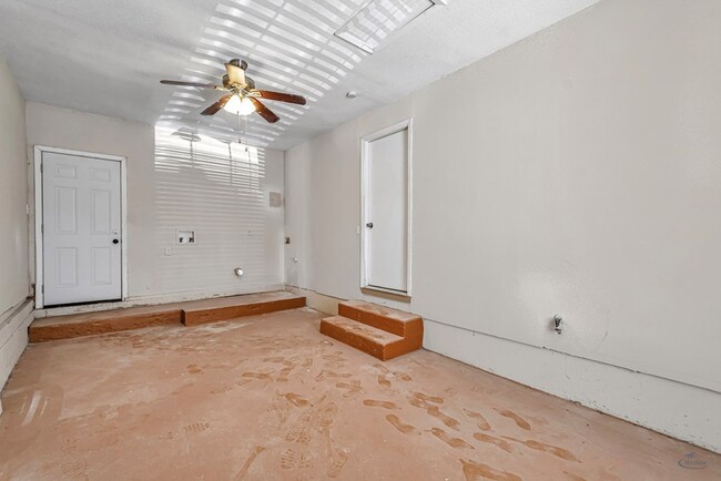 Building Photo - 3822 Walnut Ave
