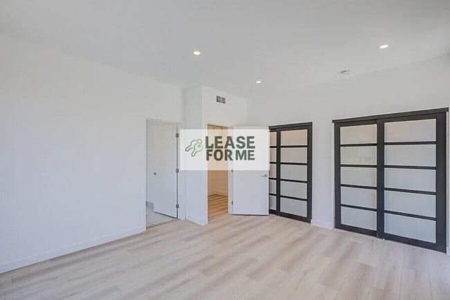 Building Photo - 449 Le Doux Rd