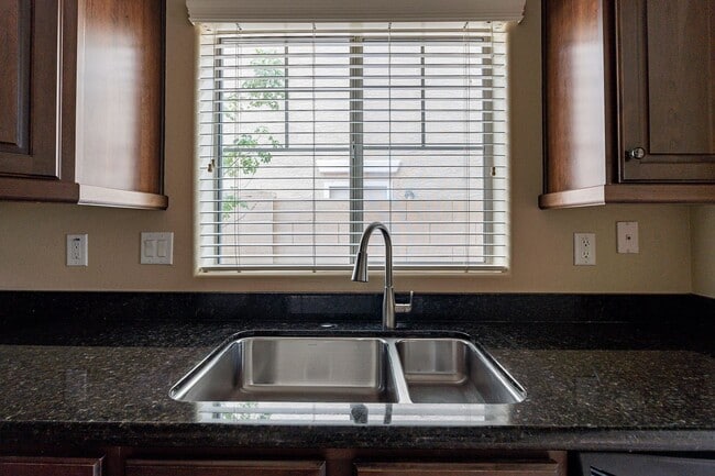 Building Photo - 3 bedroom home in Surprise