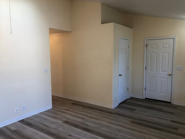 Building Photo - Beautiful 3 bedroom 2 bathroom house in a ...