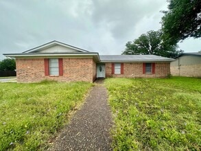 Building Photo - Single Family Home *LEASING SPECIAL AVAILABLE*