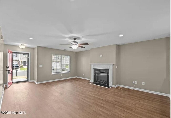Building Photo - 821 Jade Ln