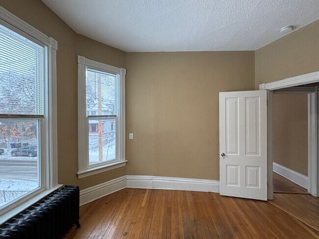 Building Photo - 548 Minnehaha Ave E