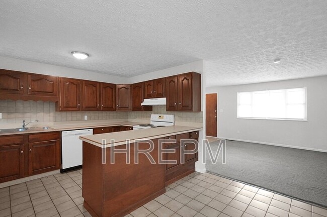 Building Photo - 6403 Roselawn Ave
