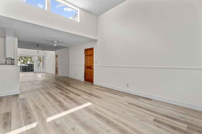Building Photo - Top-Floor 1-Bedroom Condo with Vaulted Cei...