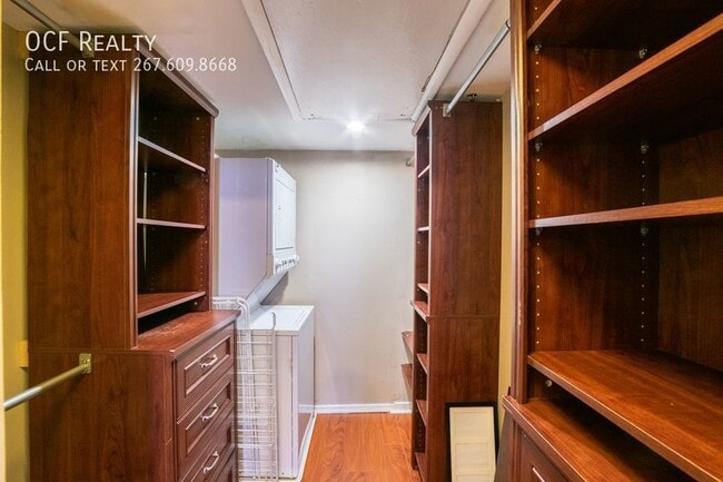 Building Photo - 301 Race St