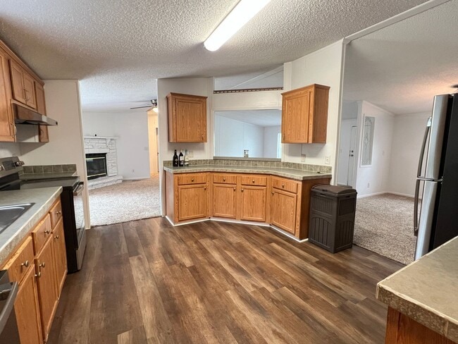 Building Photo - AVAILABLE NOW | PETS PERMITTED OUTDOORS ON...