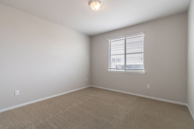 Building Photo - 2880 Donnell Dr