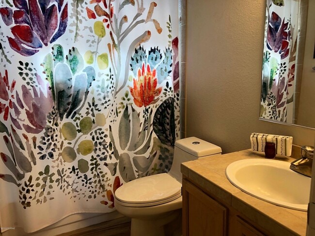 Building Photo - 6655 N Canyon Crest Dr