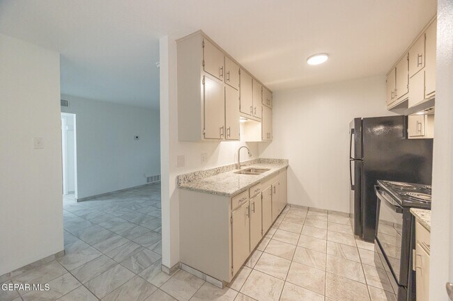 Building Photo - 8307 Mettler Dr