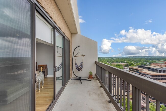 Building Photo - 3800 Fairfax Dr