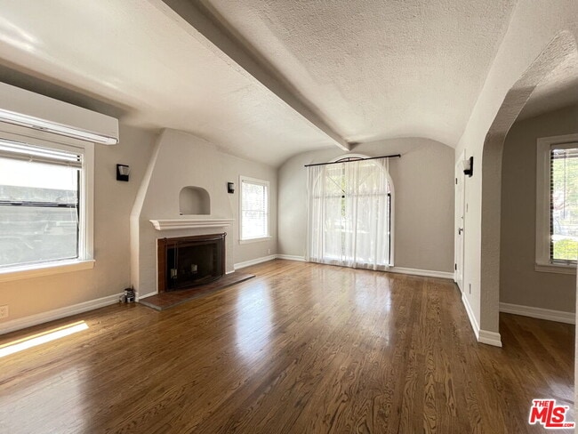 Building Photo - 3642 Empire Dr