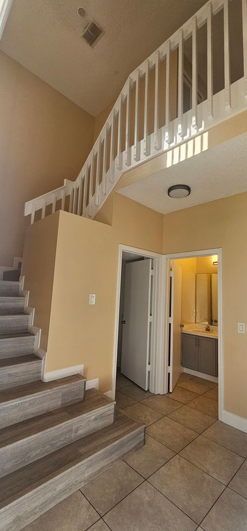 Building Photo - 14560 Laguna Beach Cir