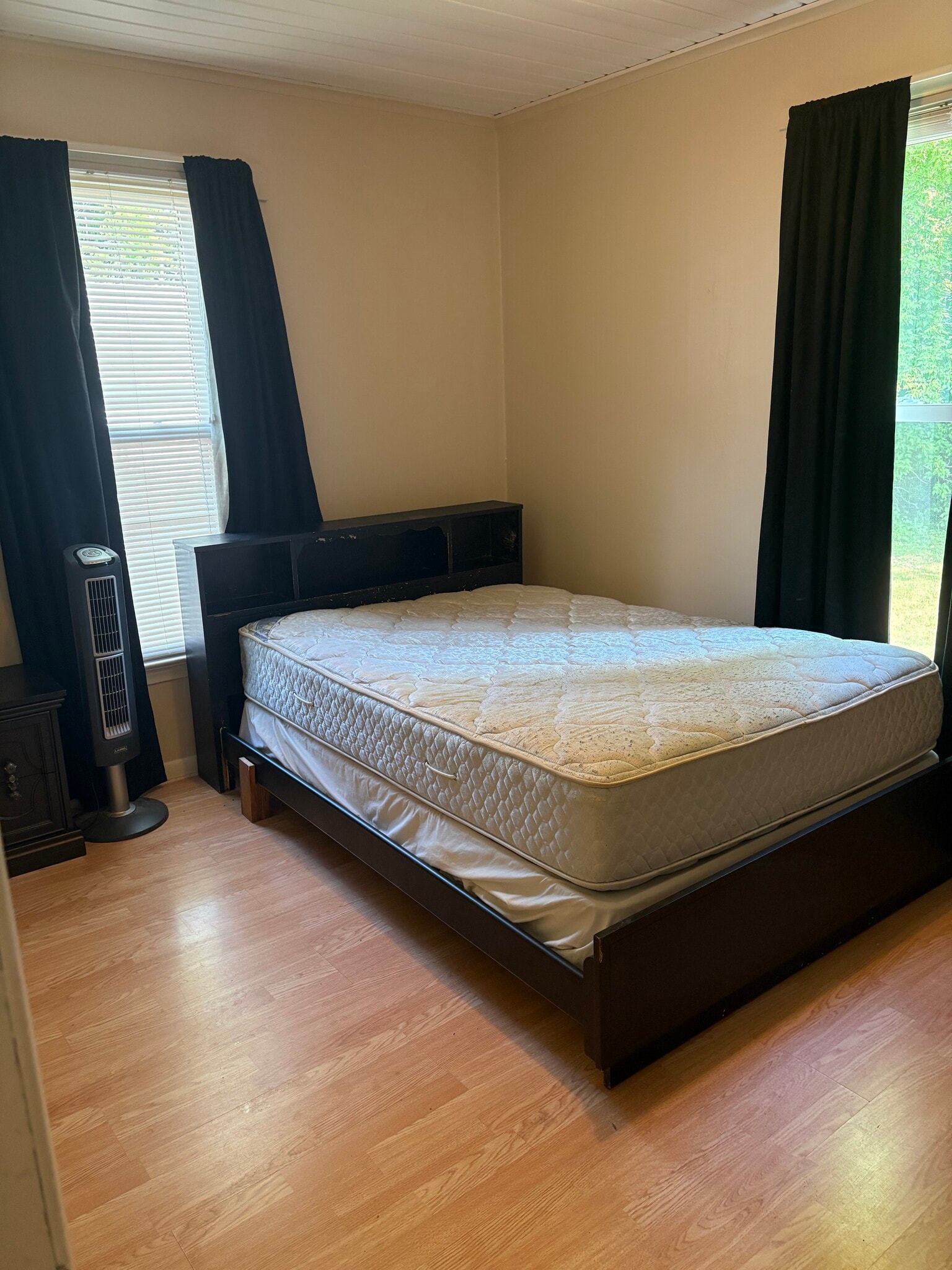 Master bedroom - 606 Dewey Ave
