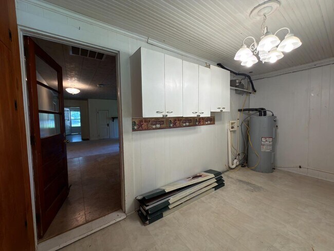 Building Photo - 6919 Deep Springs Rd