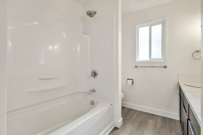 Building Photo - 1628-1628 Madras St SE