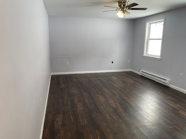 Large living room with 2 windows and ceiling fan - 264 Lutz Rd