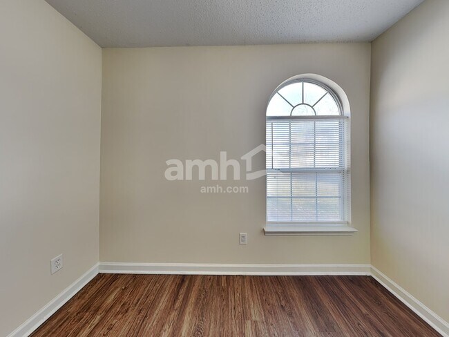 Building Photo - 271 Village Dr