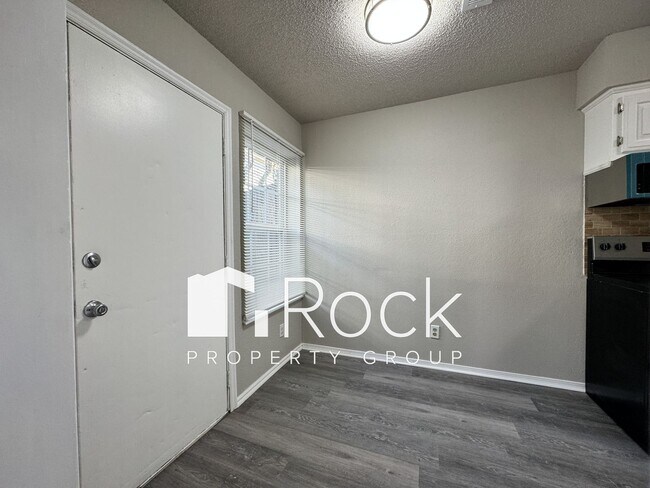 Building Photo - Move In by August 15 & Get $1,000 Off! 3 Bedroom Townhome in West OKC