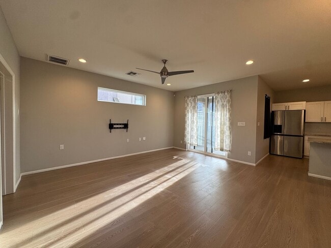 Building Photo - Villa Loma Town Home