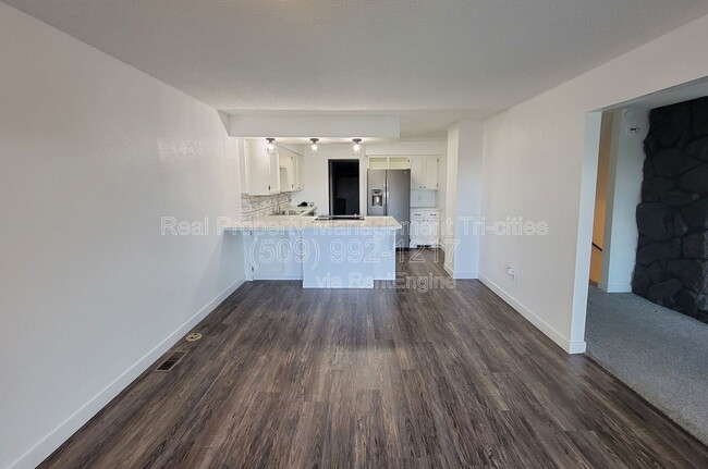 Building Photo - 444 Greenbrook Pl