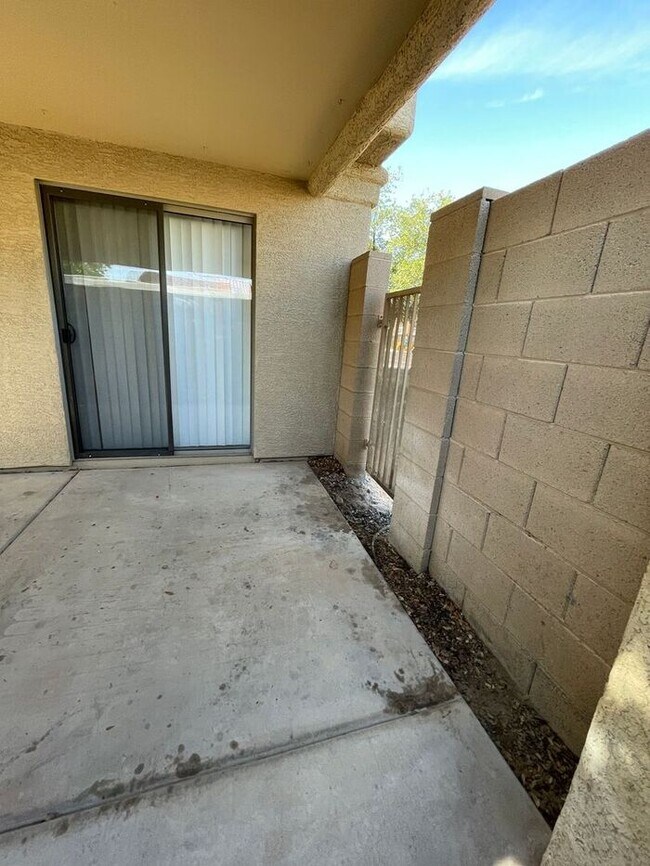 Building Photo - READY TO TOUR! Spacious 4 Bed 2 Bath Home in Phoenix
