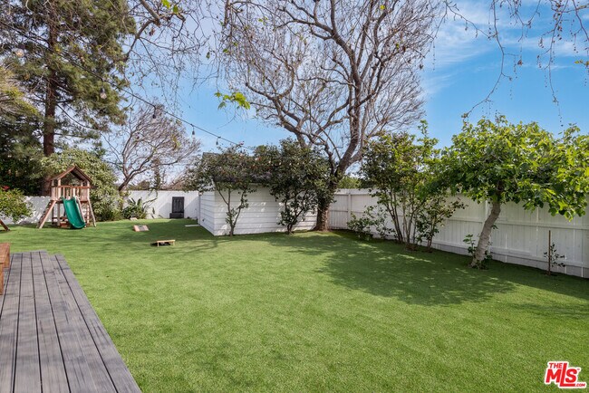 Building Photo - 527 S Bentley Ave