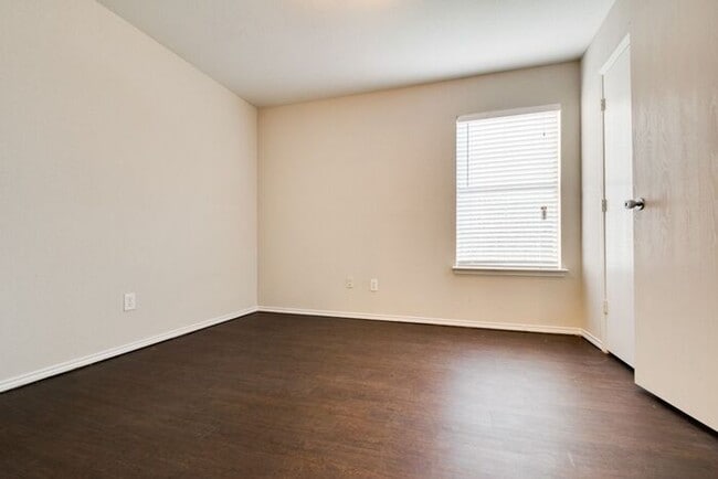 Building Photo - No App Fee. $500 off 1st months rent with ...