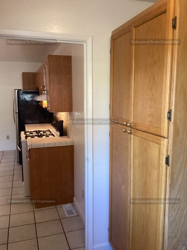 Building Photo - Spacious & cheerfully bright large single-level 2 bedroom in downtown Sebastopol
