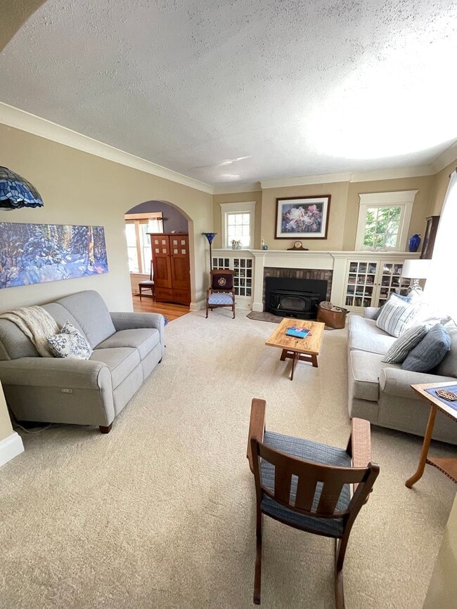 Building Photo - AVAILABLE AUGUST 1ST - Beautiful Single Fa...