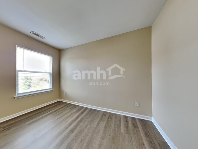 Building Photo - 533 Wrayhill Dr