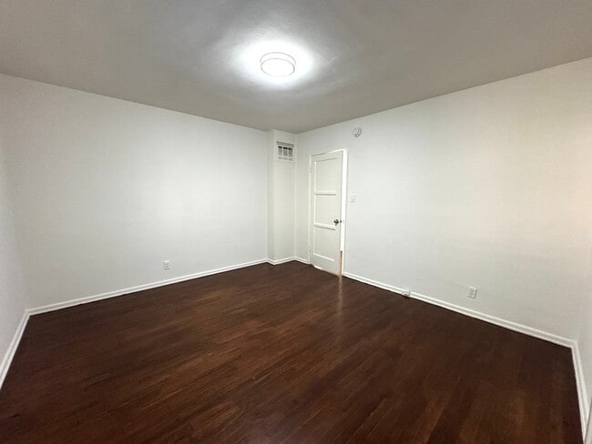 Building Photo - 1 Bed 1 Bath in Hollywood Heights with Private Garage included